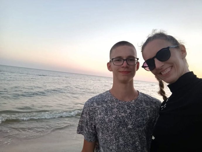 Arek, el menor desaparecido en aguas de Tenerife, junto a su madre Kasha