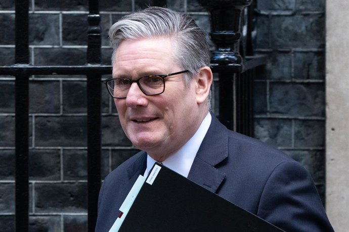 4 de fevereiro de 2026, Londres, Inglaterra, Reino Unido: O primeiro-ministro britânico Keir Starmer sai do número 10 da Downing Street, em Londres, antes das perguntas ao primeiro-ministro na Câmara dos Comuns.