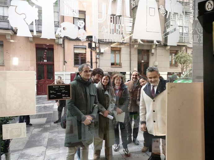 El  alcalde de Logroño, Conrado Escobar, el vicerrector de Política Científica de la Universidad de La Rioja, Eduardo Fonseca, y el presidente de la Asociación Paseo de las Cien Tiendas, Diego Ochoa, inauguran la ruta de comercios 'Mujeres científicas'