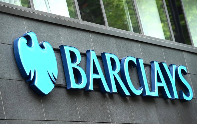 Archivo - 16 July 2025, United Kingdom, London: Undated file photo of sign for Barclays Bank in London. The financial watchdog has fined banking giant Barclays £42 million over its "poor handling" of financial crime risks. The Financial Conduct Authority 