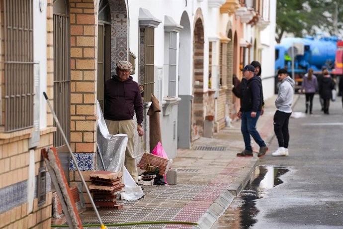 A UME continua os trabalhos nas zonas inundadas de El Palmar de Troya (Sevilha). A 8 de fevereiro de 2026, em El Palmar de Troya, Sevilha, Andaluzia (Espanha). Membros da Unidade Militar de Emergências (UME) resgataram neste sábado, com uma lancha, uma pe
