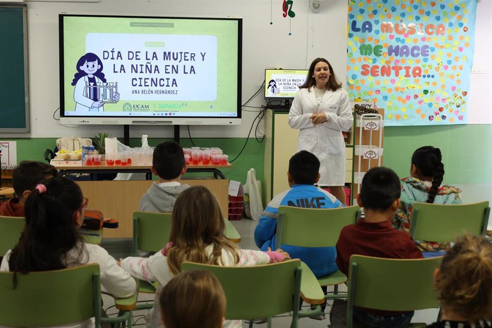 La investigadora de la UCAM Ana Belén Hernández durante su charla en el CEIP La Cruz, en Totana