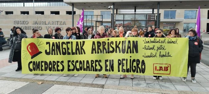 Archivo - Eskola jangeletako langileen elkarretaratze bat