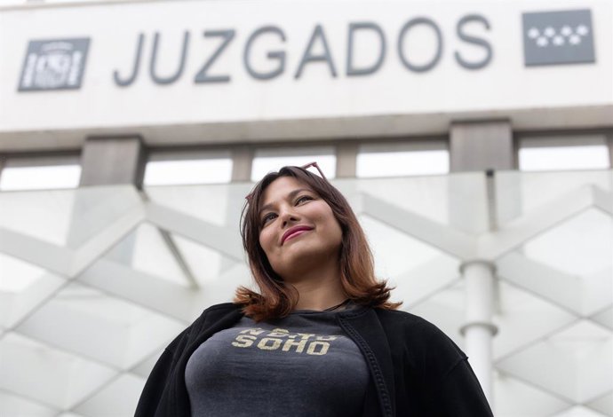 Archivo - La actriz Elisa Mouliaá a su salida de los Juzgados de Plaza de Castilla tras entregar su teléfono móvil a fin de que la Policía Nacional pueda analizar las conversaciones que mantuvieron, a 11 de abril de 2025, en Madrid (España). 