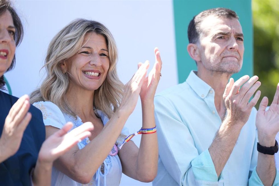 Archivo - La vicepresidenta segunda del Gobierno y ministra de Trabajo, Yolanda Díaz, (I) y el coordinador federal de IU, Antonio Maíllo, (D) en un acto sobre la reducción de la jornada laboral organizado por Movimiento Sumar e IU en Sevilla, a 25 de ma