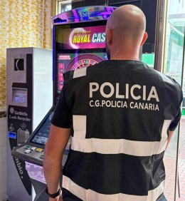 Un agente de la Policía Canaria en una inspección de máquinas recreativas