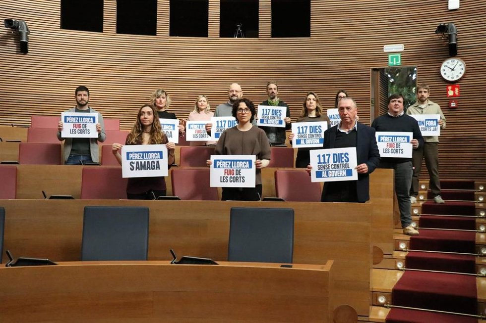 Compromís denuncia con una 'performance' la "paralización" de Les Corts los últimos tres meses y que Llorca "huye" del control parlamentario