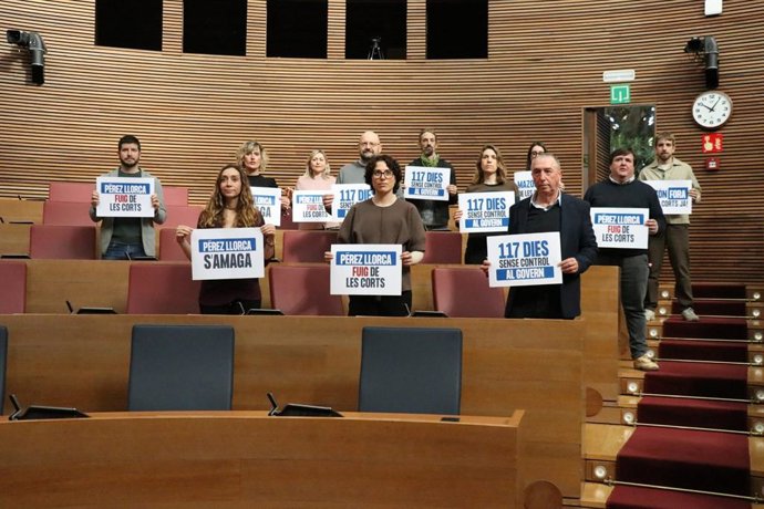 Compromís denuncia amb una 'performance' la "paralització" de Les Corts els últims tres mesos i que Llorca "fuig" del control parlamentari