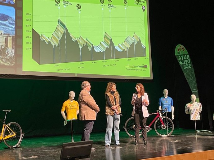 África Colomo (d), junto a Beatriz López, en la presentación de la 72ª Vuelta Ciclista a Andalucía-Ruta del Sol.