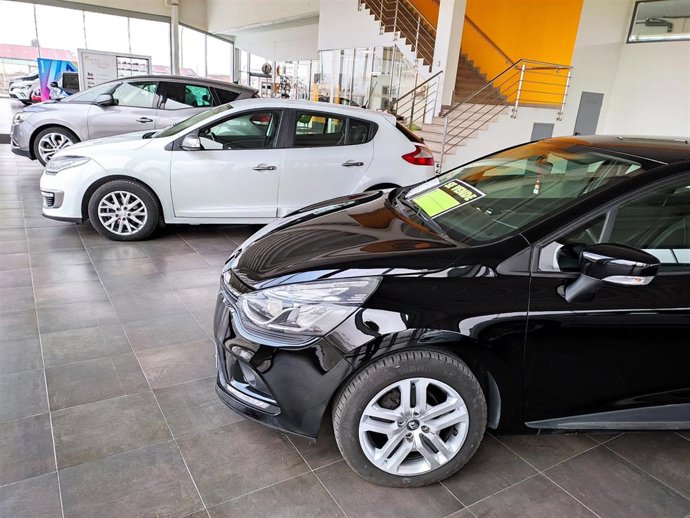 Archivo - Coches usados en un concesionario