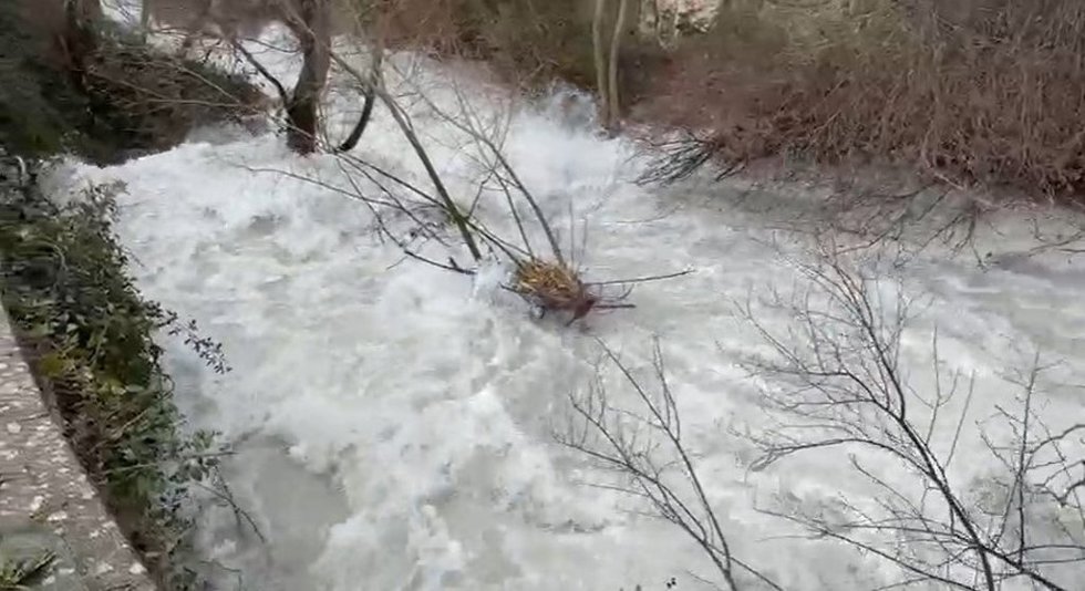 Captura de un vídeo del río Castril con el caudal por encima de los niveles propios de otros inviernos, hace una semana, con la llegada de la borrasca 'Leonardo'
