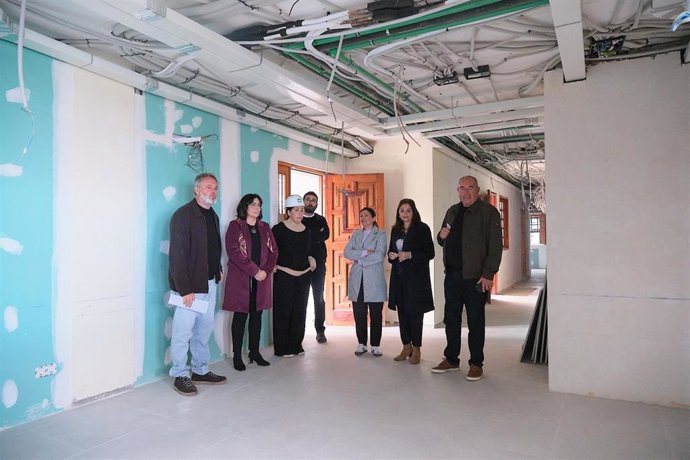 La consejera de Acción Social del Cabildo de Tenerife, Águeda Fumero, y el alcalde de El Sauzal. Mariano Pérez, en una visita a las obras de la finca El Remanso