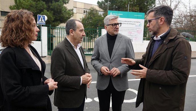El secretario general del PSOE de Málaga, Josele Aguilar, y el secretario general del PSOE de Antequera, José Luis Ruiz Espejo, presentan en la ciudad la campaña socialista sobre los incumpimientos del Gobierno andaluz del PP en la provincia de Málaga,