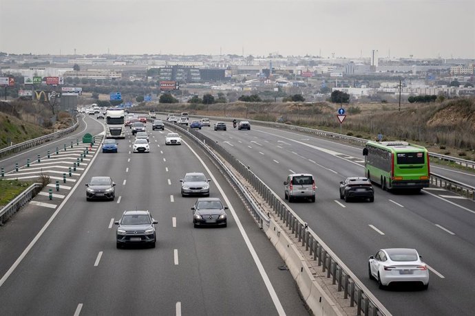 Archivo - Varios vehículos en la A5, a 19 de diciembre de 2025, en Madrid (España). La operación especial de la DGT por tráfico arranca hoy sobre las 15.00 de la tarde y se alargará hasta el día 6 de enero. Durante este periodo Tráfico prevé 22,4 millones
