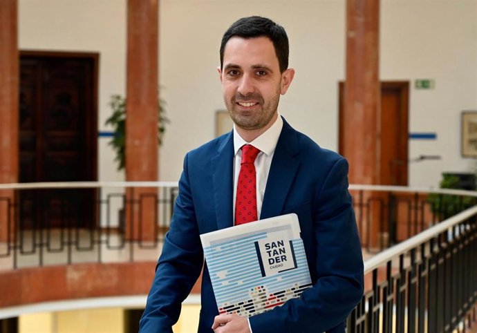 Archivo - El concejal de Inmigración y Cooperación al Desarrollo de Santander, Mateo Echevarría