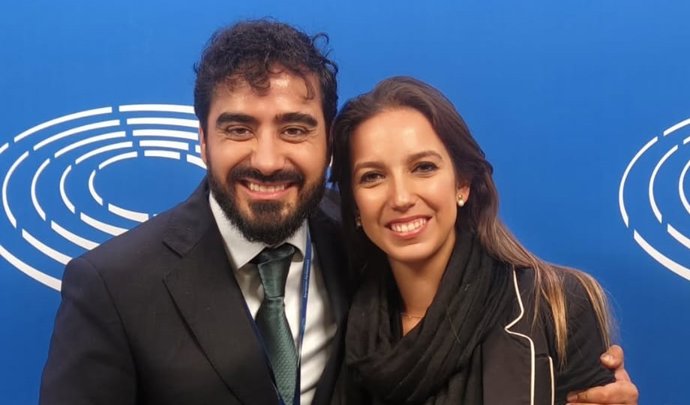 Lucía Echevarrieta, candidata de SALF a la JUnta de Castilla y León, con el líder del partido, Luis 'Alvise' Pérez.
