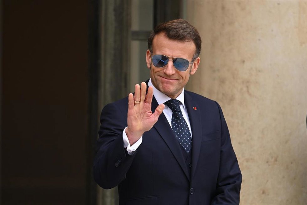 28 January 2026, France, Paris: French President Emmanuel Macron waits to welcome Danish Prime Minister Mette Frederiksen and Greenlandic Prime Minister Jans-Fredrik Nielsen at the Elysee Palace. Photo: Julien Mattia/Le Pictorium via ZUMA Press/dpa