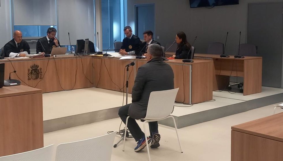 Primer día de juicio contra G.S.L., exentrenador del Varea acusado de diferentes delitos de abuso sexual a menores y al que le solicitan 47 años de cárcel