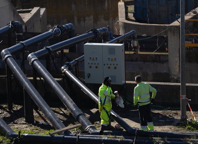Archivo - Dos trabajadores en la Estación de Depuración de Aguas Residuales (EDAR).