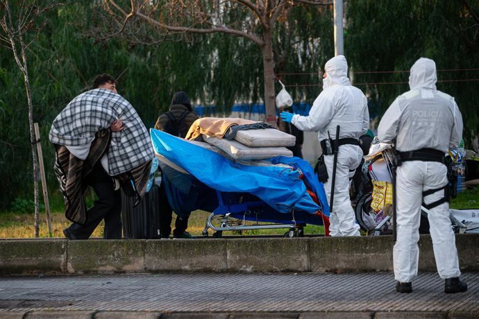 Diversos agents de la Guàrdia Urbana durant el desallotjament de l'assentament 