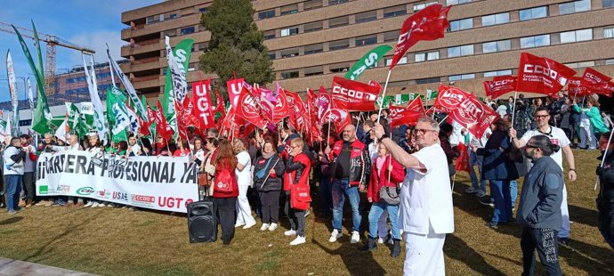 Concentración a favor de la recuperación de la carrera profesional en el Sescam