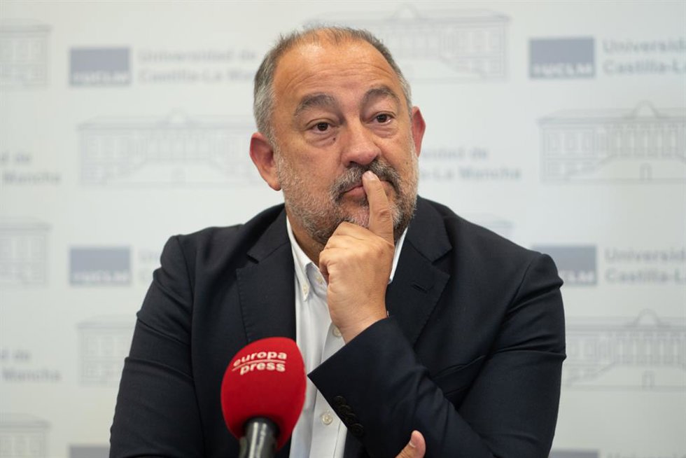 Archivo - El rector de la Universidad de Castilla-La Mancha, Julián Garde, en entrevista con Europa Press