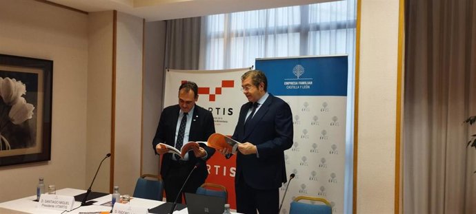 El presidente de Vitartis y de Industrias Alimentarias de CyL, Santiago Miguel, y el presidente de EFCL, Isidoro Alanís, durante la comparecencia este martes ante los medios de comunicación.