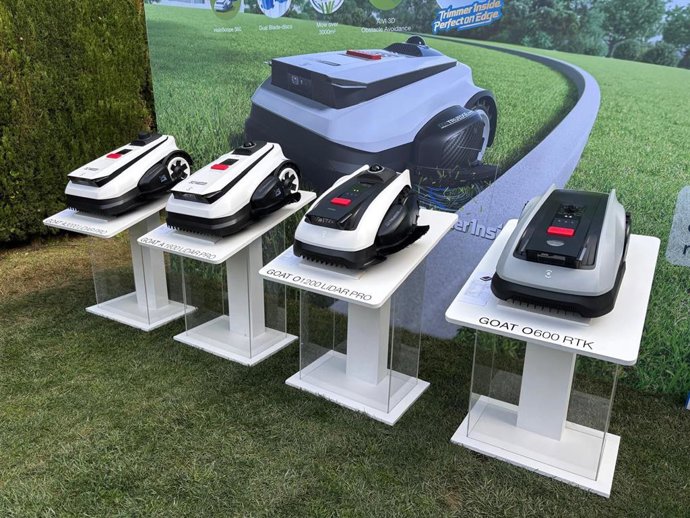 Robots de la gama GOAT de Ecovacs.