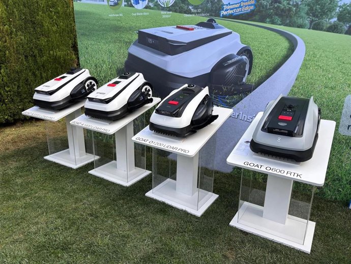 Robôs da linha GOAT da Ecovacs.