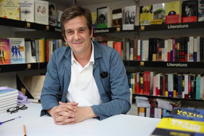 Archivo - El escritor Alfonso J. Ussía firma en la 82ª Feria del Libro de Madrid, en el Parque del Retiro, a 3 de junio de 2023, en Madrid (España). La Feria del Libro se celebra anualmente con el fin de promover el libro, la lectura y la actividad de las