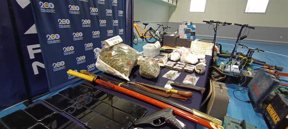 Efectos y droga intervenidos por la Policía Nacional y la Policía Local de Toledo en una operación antidroga en el barrio del Polígono.