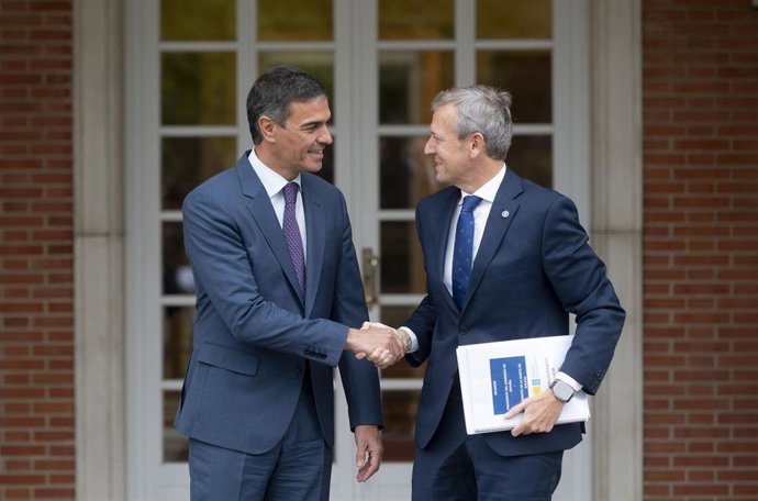 Archivo - El presidente del Gobierno, Pedro Sánchez (i), recibe al presidente de la Xunta de Galicia, Alfonso Rueda (d), en el Complejo de La Moncloa, a 20 de septiembre de 2024, en Madrid (España). 