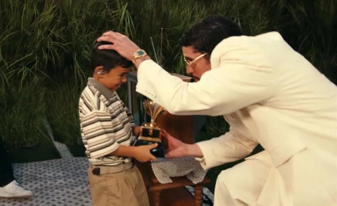 Productores de Bad Bunny en la Super Bowl confirman quién era el niño que recibió en Grammy y las "personas planta"