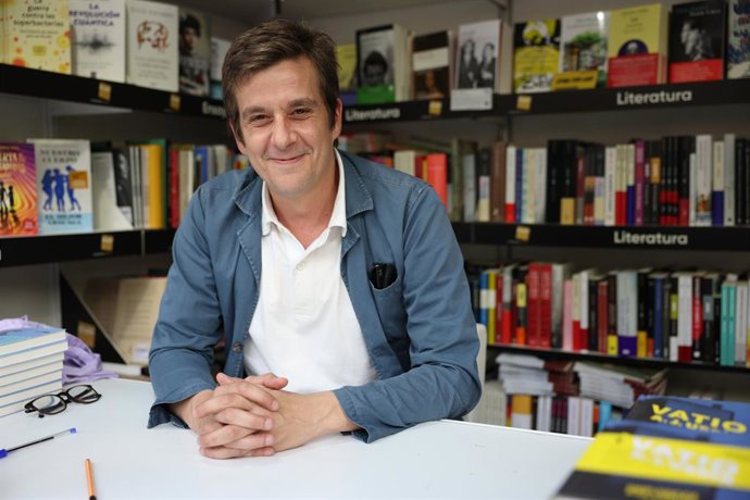 Archivo - El escritor Alfonso J. Ussía firma en la 82ª Feria del Libro de Madrid, en el Parque del Retiro, a 3 de junio de 2023, en Madrid (España). La Feria del Libro se celebra anualmente con el fin de promover el libro, la lectura y la actividad de las