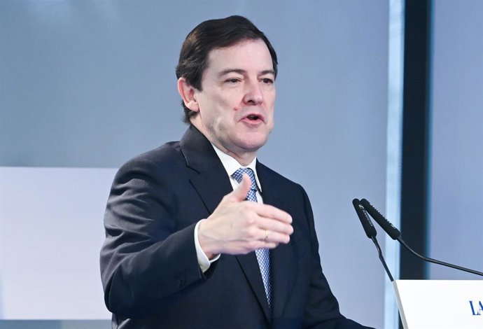 O presidente do PP de Castela e Leão, Alfonso Fernández Mañueco, durante um café da manhã informativo organizado pelo jornal La Razón, em 10 de fevereiro de 2026, em Madri (Espanha).