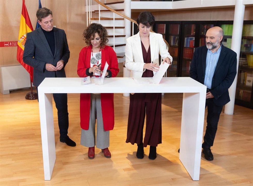 Archivo - (I-D) El diputado del PSOE, Xosé Ramón Gómez Besteiro; la ministra de Hacienda en funciones y vicesecretaria general del PSOE, María Jesús Montero; la portavoz nacional del BNG, Ana Pontón y el diputado de BNG Néstor Rego, durante la firma de 