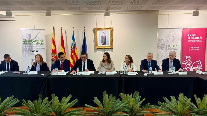 La consellera de Justícia, Transparència i Participació Ciutadana, Nuria Martínez,  a la quarta reunió de l'Observatori de la Justícia de l'Il·lustre Col·legi d'Advocats d'Elx