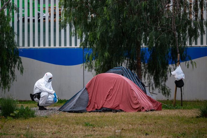 Un agente de la Guardia Urbana durante la intervención en el asentamiento de Zona Franca de Barcelona.