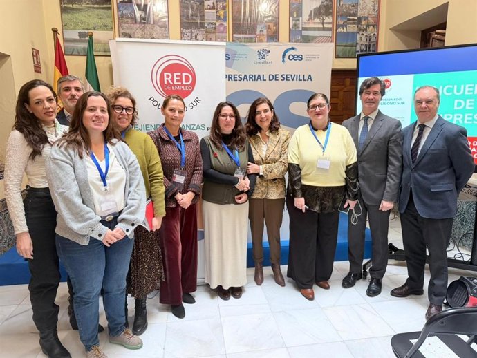  La consejera de Empleo, Rocio Blanco;  el presidente de la CES, Miguel Rus; y el responsable del Área de Empleo y Emprendimiento del Comisionado para el Polígono Sur, Alfonso Angulo, con los representantes de la Red de Empleo del Polígono Sur (Sevilla)