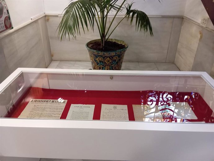 Documentos sobre el carnaval expuestos en la entrada del Ayuntamiento.