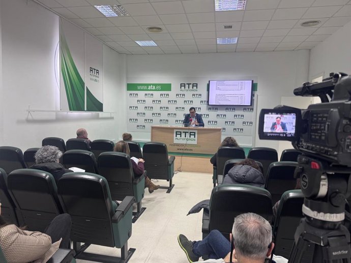 Rafael Amor (al fondo), en a presentación del primer barómetro de ATA Andalucía, en la sede de la organización en Córdoba.