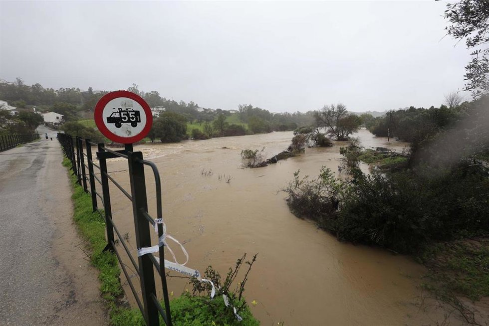 Crecida del río Hozgarganta  a su paso por Jimena de la Frontera (Cádiz). A 5 de febrero de 2026, en Jimena de la Frontera, Cádiz (Andalucía, España). ARCHIVO.