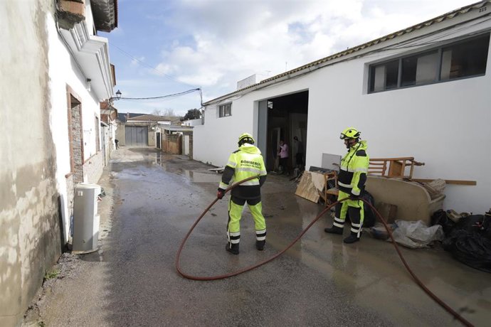 Imagen de archivo de vecinos de San Martín del Tesorillo (Cádiz) que tuvieron que abandonar sus casas ante el riesgo de inundación por la crecida del río Guadiaro.