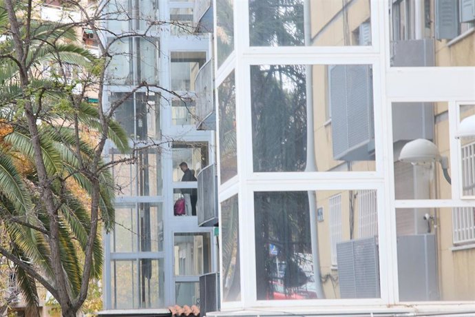 Archivo - Dos ascensores instalados en la fachada de un edificio en la calle Marcelo Usera, a 9 de diciembre de 2023, en Madrid (España). 