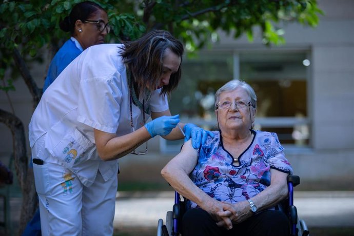 Archivo - Una mujer se vacuna durante el inicio de la campaña de vacunación, a 26 de septiembre de 2023, en L'Hospitalet de Llobregat, Barcelona, Catalunya (España).
