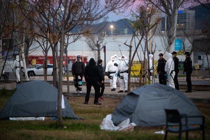 Tendes de campanya durant el desallotjament de l'assentament