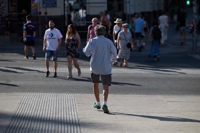 Archivo - Un pensionista caminando por una calle de Madrid 