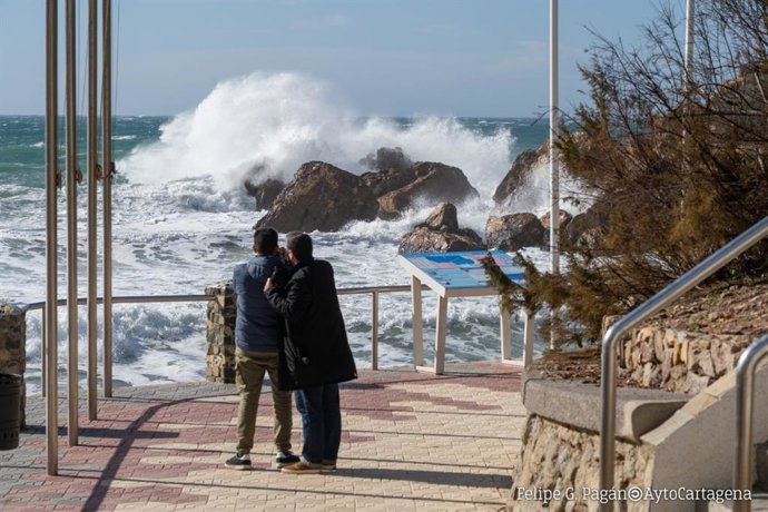 Olas, viento, fenómenos costeros, aviso amarillo