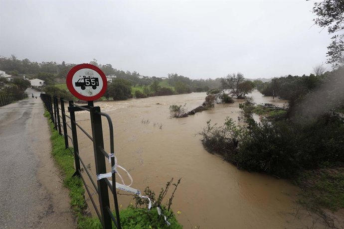Crecida del río Hozgarganta  a su paso por Jimena de la Frontera (Cádiz). A 5 de febrero de 2026, en Jimena de la Frontera, Cádiz (Andalucía, España). El Servicio de Emergecias de Andalucía EMA 112 ha gestionado durante la madrugada de este jueves 19 inci