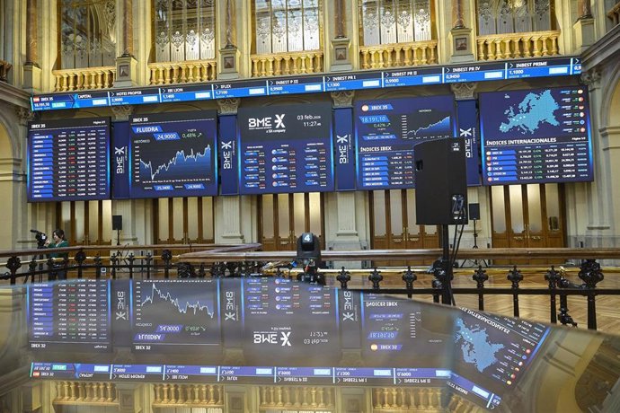 Paneles informativos en el Palacio de la Bolsa de Madrid, a 3 de febrero de 2026, en Madrid (España).